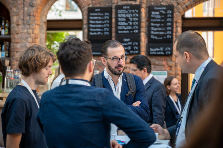 Menschen unterhalten sich im Stehen in einem Cafe