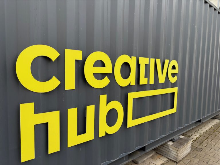 Container mit Aufschrift Creative Hub